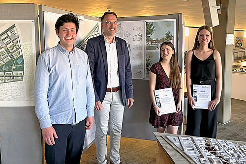 Die beiden Gewinnerinnen des ersten Platzes, Alessa Zinn und Dana de Voß – hier mit dem Stadtrat für Bauen, Stadtplanung, Umwelt bei der Stadt Salzgitter Michael Tacke und Daniel Grenz (ISU) – präsentieren ihren Entwurf „Kollektiv Thieder Winkel“.