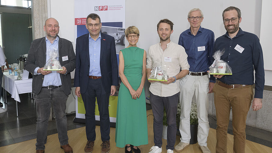 14. NFF-hauptversammlung: Gruppenfoto mit neuen und verabschiedeten NFF-Mitgliedern