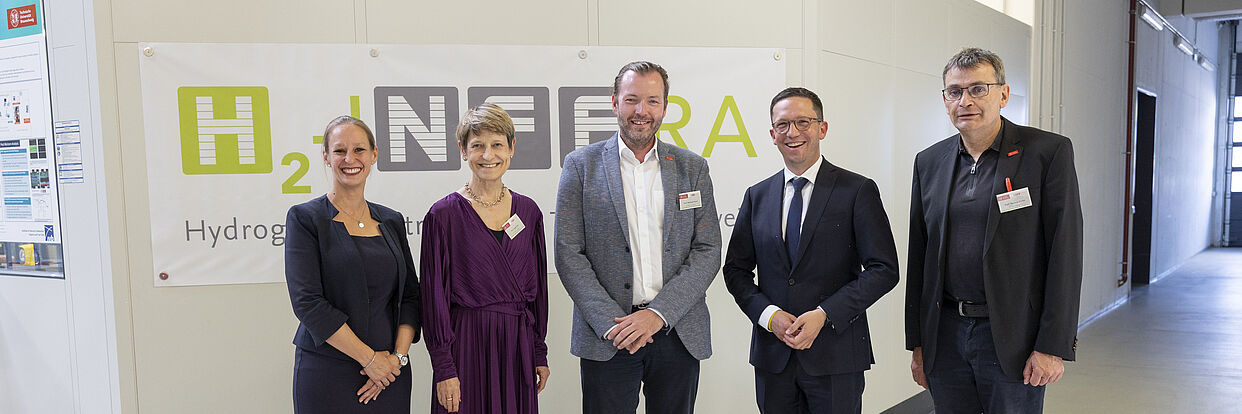 Förderbescheidübergabe für das Projekt „H2-iNFFra“ am 21.08.2025 am NFF: Prof. Sabrina Zellmer (stellv. Leitung am Fraunhofer IST und Universitätsprofessorin für Batterie- und Brennstoffzellen-Prozesstechnik an der TU Braunschweig), Angela Ittel (Präsidentin der TU Braunschweig), Prof. Michael Heere (Projektleiter, TU Braunschweig), Falko Mohrs (Niedersächsischer Wissenschaftsminister) und Prof. Thomas Vietor (Sprecher des NFF, TU Braunschweig).  