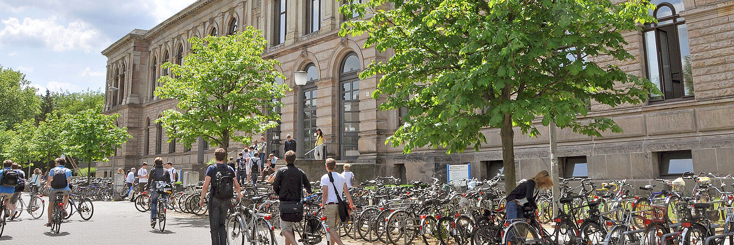 Whole view on the Altgebäude - the Historic Main Building 