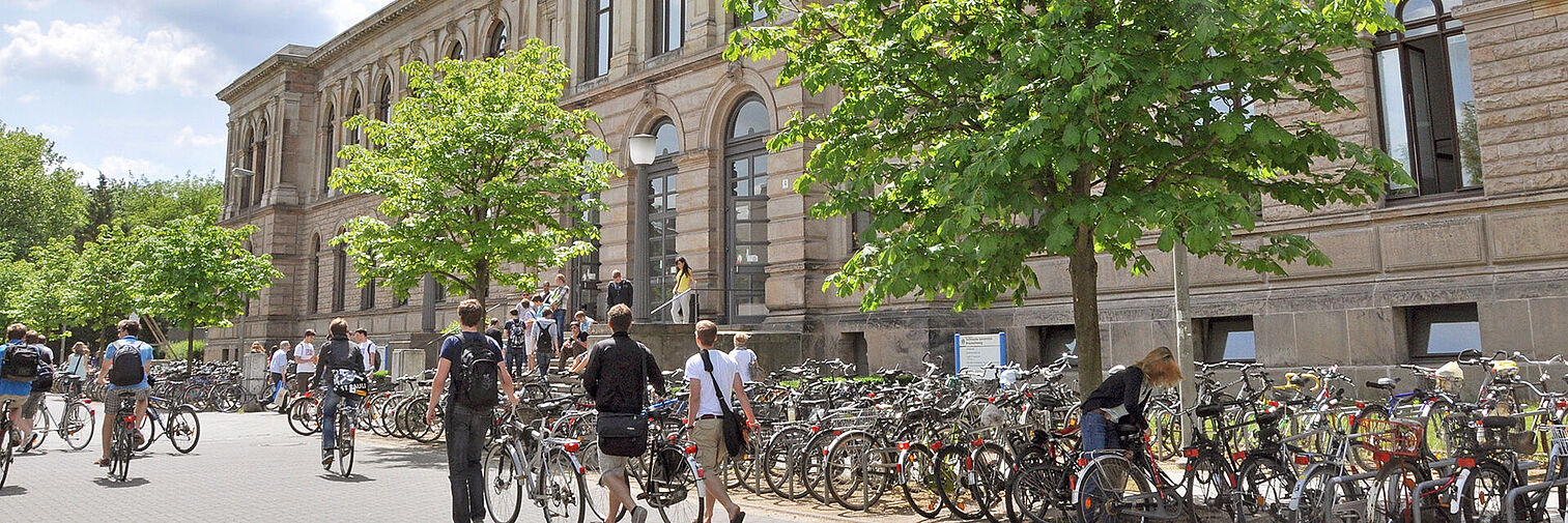 Banner für Bachelor- Und Masterstudium für Internationale Studierende 