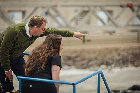 Professor Nils Goseberg zeigt einer Kollegin einen besonders interessanten Teil des Versuchs.