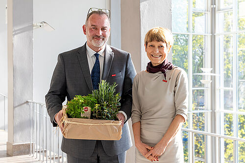 Statt des obligatorischen Blumenstraußes gratulierte die Präsidentin Angela Ittel Professor Manfred Krafcyzk mit einem nachhaltigeren Kräuterrepertoire. 