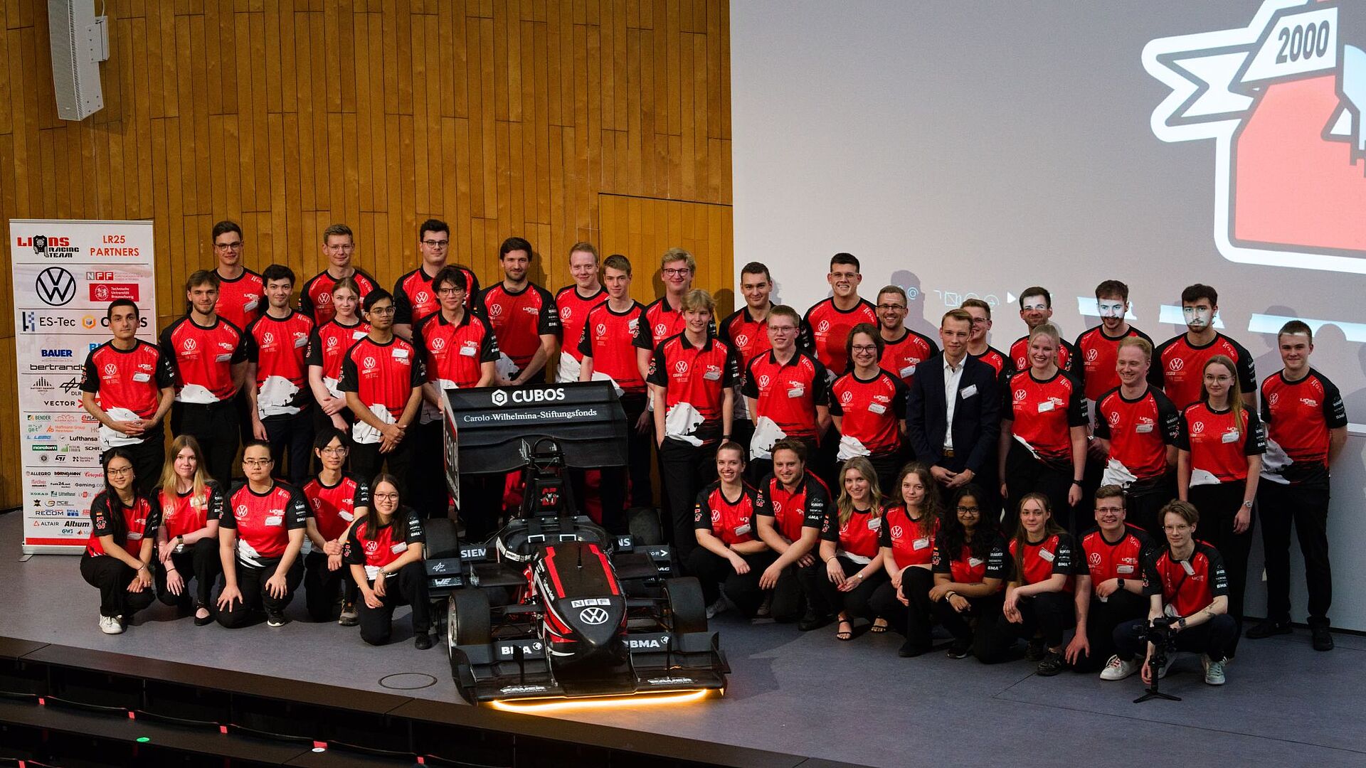 Präsentation des LR25 - das gesamte Team steht hinter dem neuen Rennwagen im Audimax der TU Braunschweig
