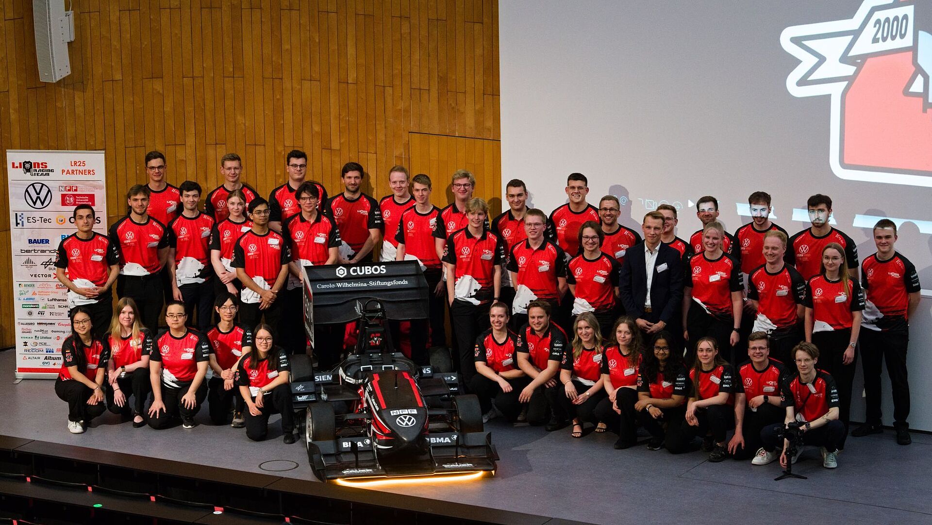 Präsentation des LR25 - das gesamte Team steht hinter dem neuen Rennwagen im Audimax der TU Braunschweig