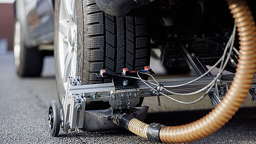 Ein Messfahrzeug sammelt Partikel hinter dem Rad mithilfe einer speziellen Absaugung.