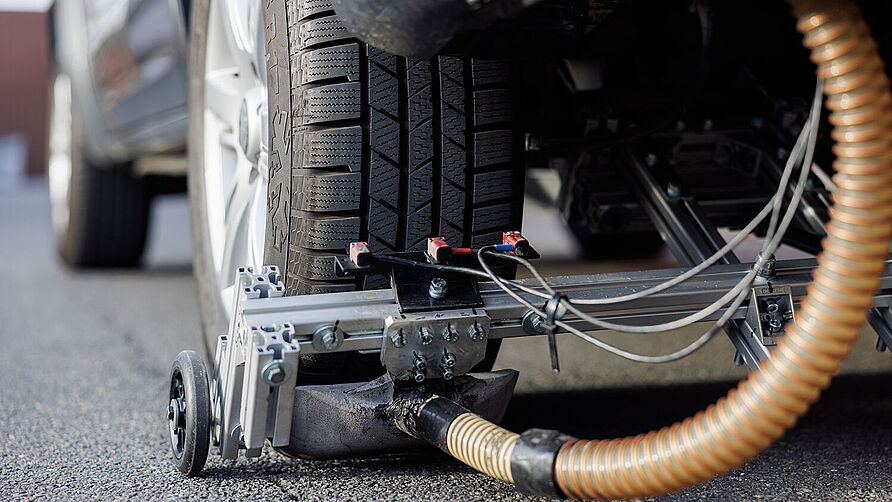 Ein Messfahrzeug sammelt Partikel hinter dem Rad mithilfe einer speziellen Absaugung.