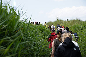 Summer School participants walk through the dune landscape in Cuxhaven.