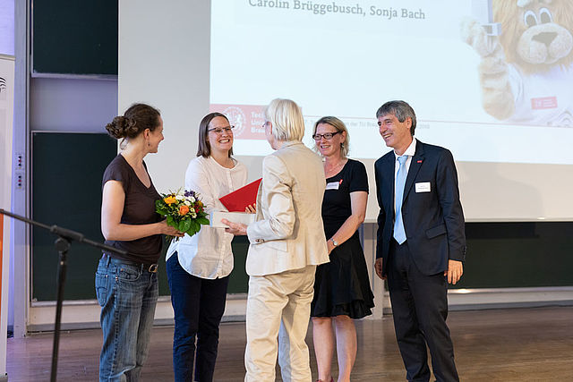 Übergabe des LehrLEO-Awards an Carolin Brüggebusch und Sonja Bach