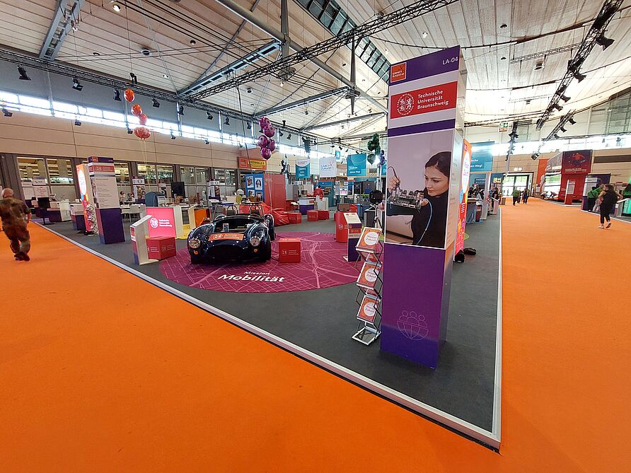 Der Stand der TU Braunschweig, leicht zu finden in der Halle 9
