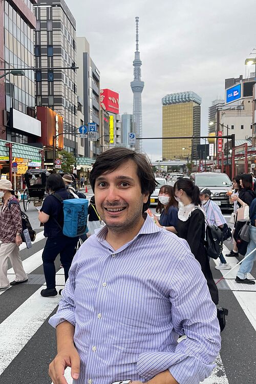 Mitten in Tokio: Professor Vadim Issakov erkundet nach seiner Gastvorlesung die Stadt.