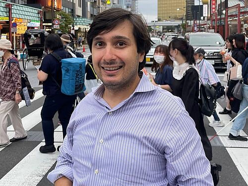 Mitten in Tokio: Professor Vadim Issakov erkundet nach seiner Gastvorlesung die Stadt.