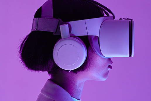 Frau mit VR Brille.