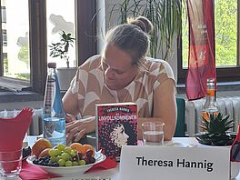 Autorin Theresa Hannig bei ihrer Signierstunde im Changemaker Café