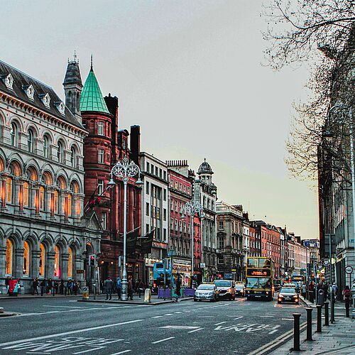 Eine Stadtstraße in Dublin