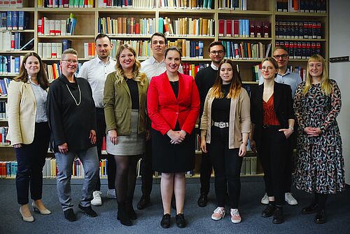 Das Team des Instituts für Rechtswissenschaften: v.l. (erste Reihe): Larissa Riedel, Martina Friedrich, Pauline Fellenberg (Geschäftsführerin der Forschungsstelle Mobilitätsrecht), Prof. Dr. Anne Paschke (Direktorin des Instituts für Rechtswissenschaften und Leiterin der Forschungsstelle Mobilitätsrecht), Alysha Biehl, Yanina Amialyanik, Johanna Jacksteit v.l. (zweite Reihe): André Kukuk, Jonas Kautz, Anthony Wernicke, Tobias Busse (nicht auf dem Bild sind Pauline Wernicke, Marc Zimmermann, Artur Polatschek und Vanessa Piontek, Nele Schrobsdorff).