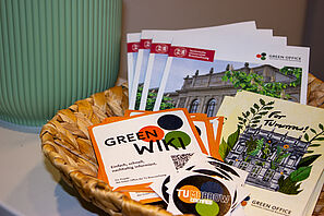 in einem Korb liegt ausgelegtes Infomaterial vom Green Office 