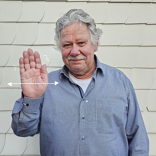 Thomas Erxner zeigt Gebärde für "Hallo"