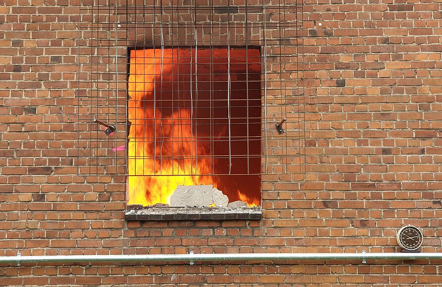 Feuer durch Fenster