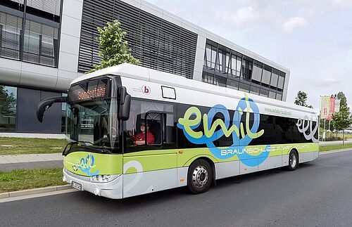 Elektrobus EMIL vor dem NFF-Gebäude