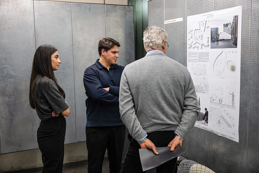 Studierende und Mentor warfen einen Blick auf den Entwurf des Pavillons.