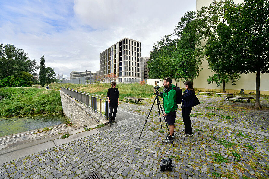 ACT NOW: Dreharbeiten 2025 beim Seminar „Fieldtrip x Biennale“ in Berlin am Grünzug Südpanke. 