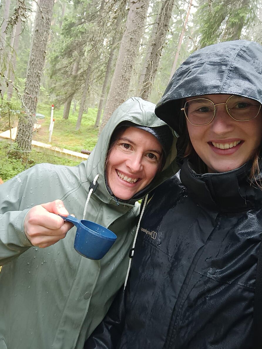 Lina Oskamp und Marta Pérez Rodriguez bei der traditionellen schwedischen Fika
