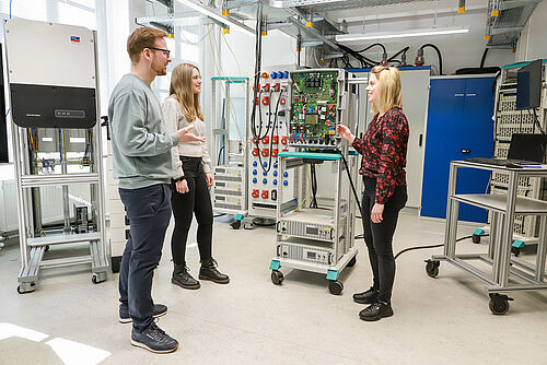 Studierende lernen im neuen Studiengang NEEMO die technischen Grundlagen der Energiewende kennen.