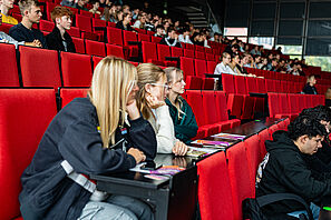 Studieninteressierte sitzen zahlreich im Hörsaal Audimax der TU Braunschweig