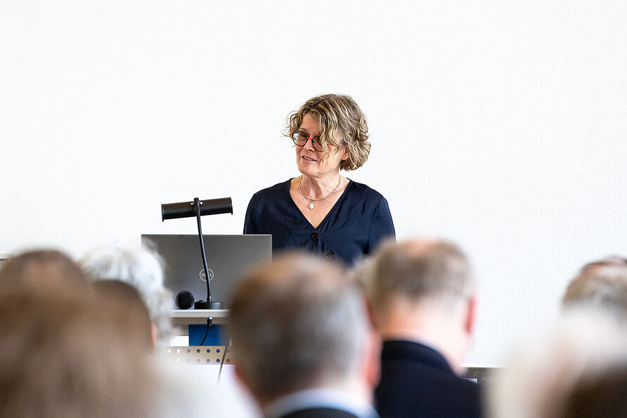 Die Dekanin der Fakultät Architektur, Bauingenieurwesen und Umweltwissenschaften Prof. Antje Schwalb