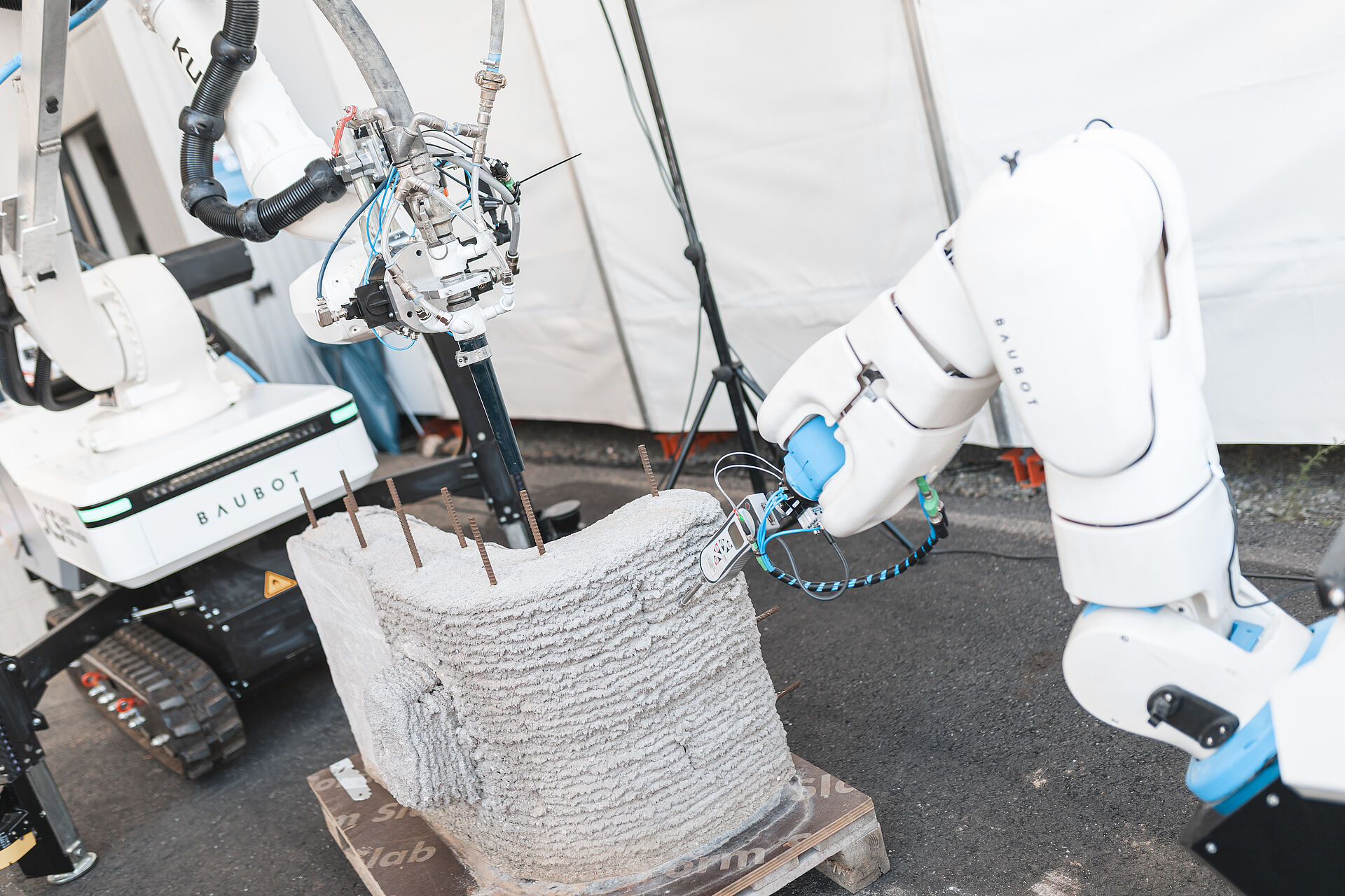 Mobile Roboter im Einsatz am additiv gefertigten Bauteil