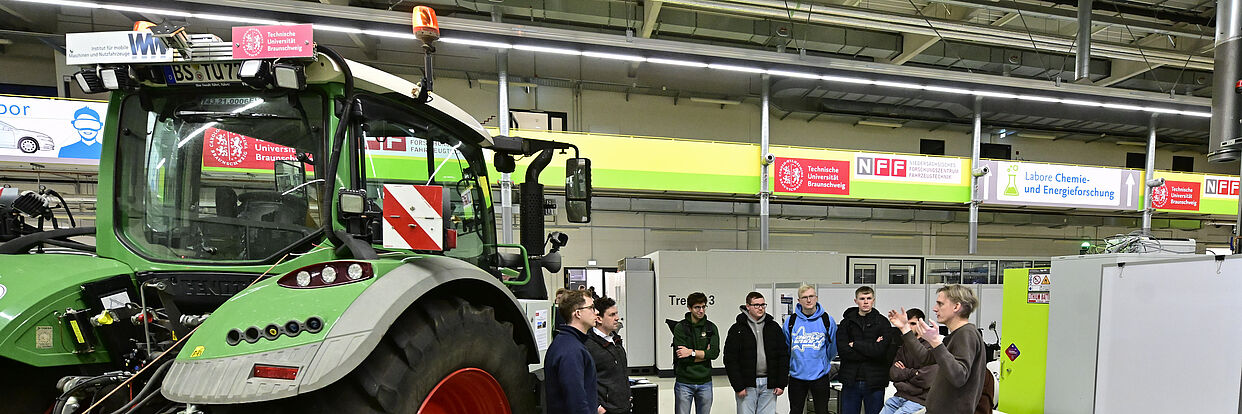 Traktor steht im NFF-Technikum 