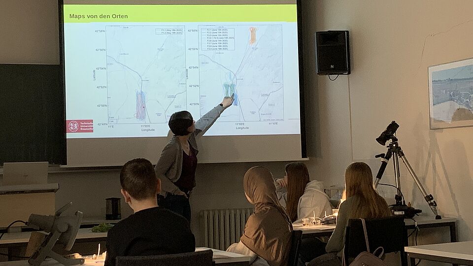 Dozentin erläutert Flugbahnen des HELiPOD