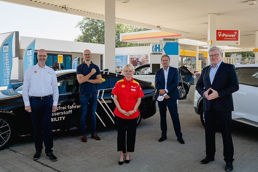 Bild l.n.r.: Manfred Becker, Shell, Nikolas Iwan, H2 MOBILITY, Petra Möbius, Shell Station Hamburger Str; Ulrich Markurth, OB Braunschweig, und Minister Dr Bernd Althusmann