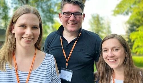 Zu sehen sind Maike Stelter, Henning Karsten und Melanie Schaller von der Servicestelle Alumni & Career.