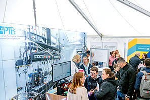 Die Physikalisch-Technische Bundesanstalt gehörte zu den Ausstellern im Zelt der ForschungRegion.