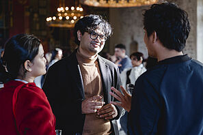 Drei Studierende unterhalten sich miteinander während des offiziellen Empfangs der Stadt Braunschweig.