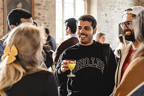 Studierende unterhalten sich miteinander während des offiziellen Empfangs der Stadt Braunschweig.