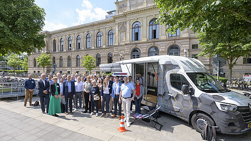 14. NFF-hauptversammlung: Teilnehemnde vor dem TechTruck auf dem Campus der TU Braunschweig