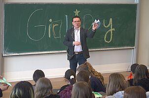 Dr. Heiko Schwarz builds a SE²A paper plane with the pupils...