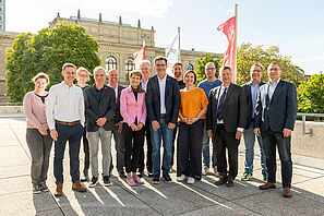 TU President Angela Ittel, Prof. Peter Hecker, Vice President for Research, with the team from the QuantumFrontiers Cluster of Excellence.