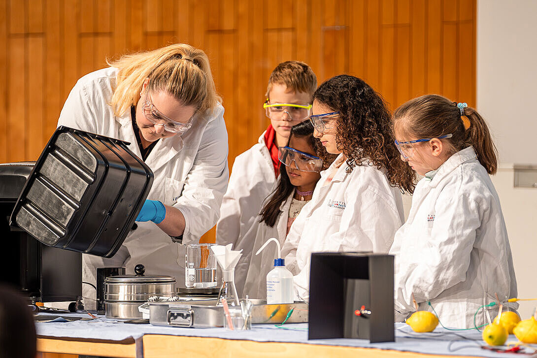 Dekorativer Zweck, Kinder-Uni Kinder experimentieren