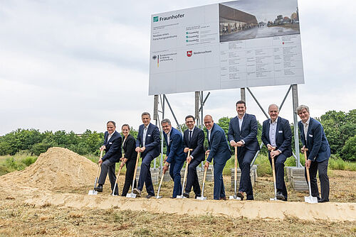 Spatenstich am 7. Juni 2023, v.l.: Dr. Christian Wunderlich (Stellv. Institutsleiter Fraunhofer IKTS), Prof. Sabrina Zellmer (Abteilungsleiterin Fraunhofer IST), Dr. Julian Schwenzel (Leiter ZESS), Prof. Matthias Busse (Institutsleiter Fraunhofer IFAM), Falko Mohrs (Niedersächsischer Minister für Wissenschaft und Kultur), Prof. Christoph Herrmann (Institutsleiter Fraunhofer IST und TU-Institut für Werkzeugmaschinen und Fertigungstechnik), Dr. Thorsten Kornblum (Oberbürgermeister der Stadt Braunschweig), Prof. Arno Kwade (Vizepräsident für Technologietransfer und Innovation, TU Braunschweig, Sprecher BLB) und Dr. Patrick Hoyer (Forschungskoordination der Fraunhofer-Gesellschaft e.V.).