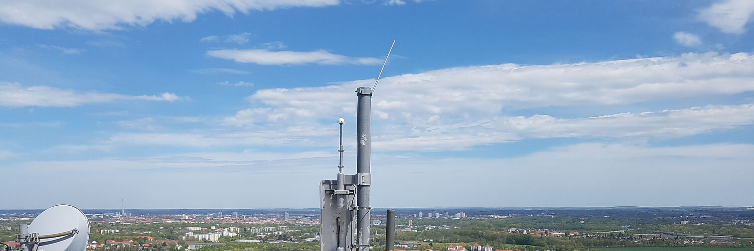 Bild eines 5G Forschungssenders mit Aussicht im Hintergrund 