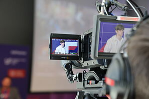 Eine TV-Kamera filmt die Bühne des UFF