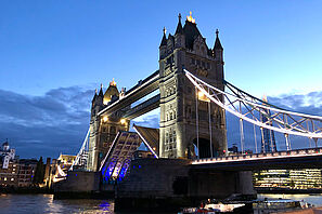 Die Tower Bridge in London in der Dämmerung. 