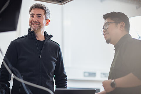 Professor J. Daniel Prades im Gespräch mit einem Kollegen.