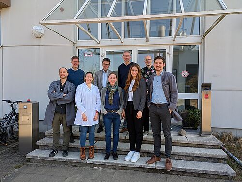 Gruppenbild vorm Institutsgebäude