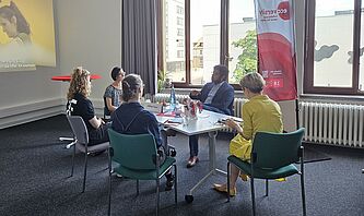Udbhav Tiwari und Prof. Angela Ittel im Gespräch mit Gästen des Changemaker Cafés