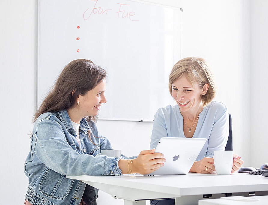 Mitarbeitende im Gespräch am Arbeitsplatz